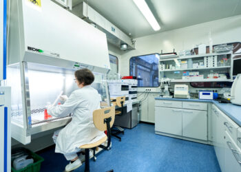 Nuclear Science and Medical Applications - Sample preparation in the Targeted Alpha Therapy laboratory_1 Producer : Commissione Europea - JRC Photographer : Olivier Anbergen