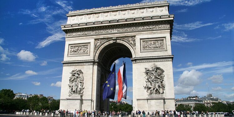 L'arco di trionfo a Parigi [foto: Michael Meinecke/Wikimedia Commons]
