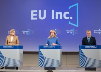 La vice presidente Henna Virkkunen a sinistra, i commissari UE Ekaterina Zaharieva e Michael McGrath. Fonte: Commissione UE