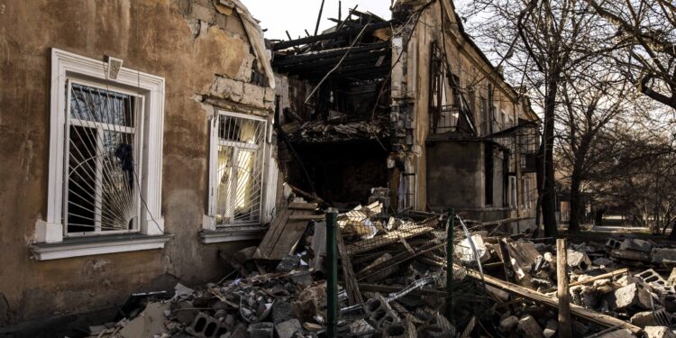 Abitazione civile bombardata in Ucraina [credits: Marco Cremonesi/imagoeconomica]