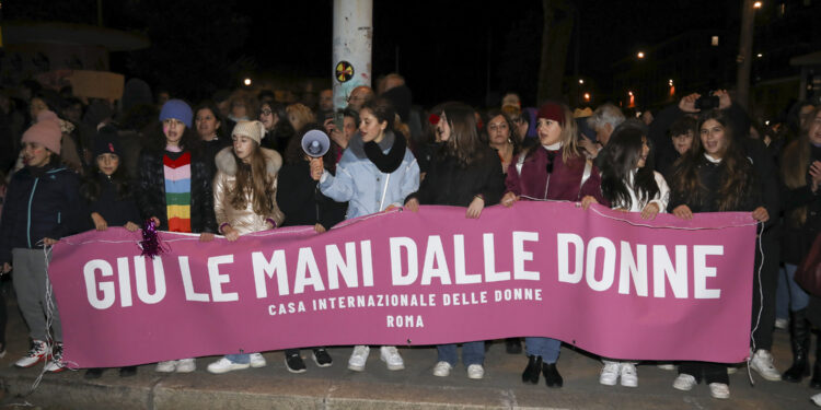 MANIFESTAZIONE CONTRO LA VIOLENZA SULLE DONNE, MANIFESTANTI, MANIFETSTANTE, PROTESTA, VIOLENZA DI GENERE, NON UNA DI MENO, STRISCIONE GIU LE MANI DALLE DONNE