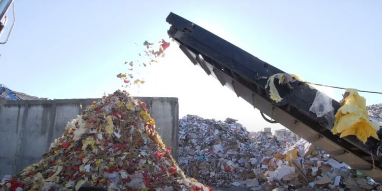 Impinato Spazzatura Recycling Raccolta Differenziata. Fonte: Imagoeconomia via YouTube