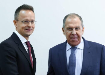 Il ministro degli Affari esteri ungherese, Péter Szijjártó, e il ministro degli Affari esteri russo, Sergei Lavrov. Foto: Imagoeconomica