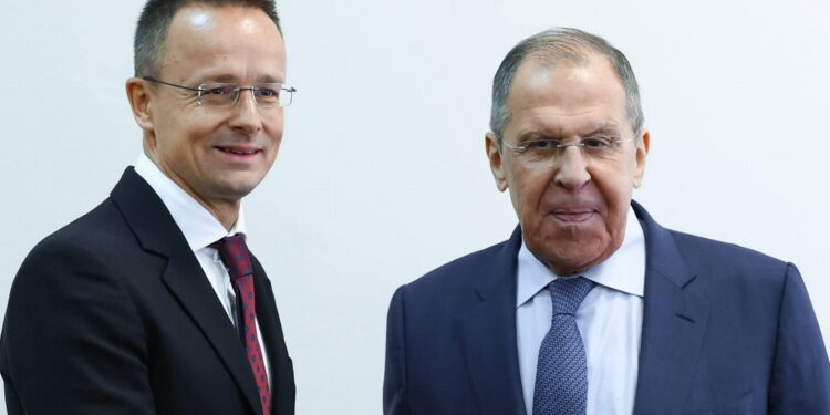Il ministro degli Affari esteri ungherese, Péter Szijjártó, e il ministro degli Affari esteri russo, Sergei Lavrov. Foto: Imagoeconomica