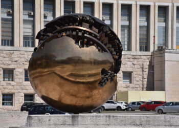 MINISTERO DEGLI AFFARI ESTERI
FARNESINA
SCULTURA GIO POMODORO (Imagoeconomica)