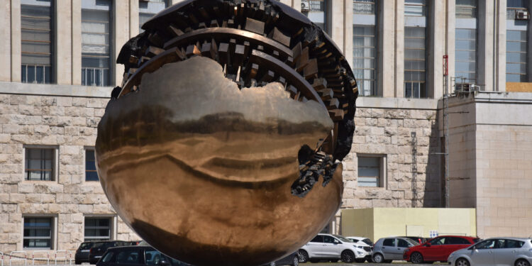 MINISTERO DEGLI AFFARI ESTERI
FARNESINA
SCULTURA GIO POMODORO (Imagoeconomica)