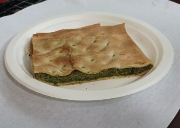 Una porzione di Erbazzone Reggiano [foto: Sciking/Wikimedia Commons]