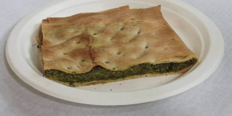 Una porzione di Erbazzone Reggiano [foto: Sciking/Wikimedia Commons]