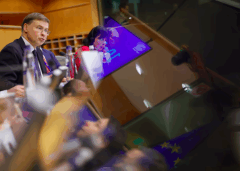 Il commissario per l'Economia, Valdis Dombrovskis, in commissione Giuridica [Bruxelles, 24 marzo 2025. Foto: Philippe Buissin/European Parliament]