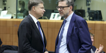 Il ministro dell'Economia, Giancarlo Giorgetti (destra), con il commissario per l'Econonia, Valdis Dombrovskis [Bruxelles, 9 marzo 2026. Foto: European Council]
