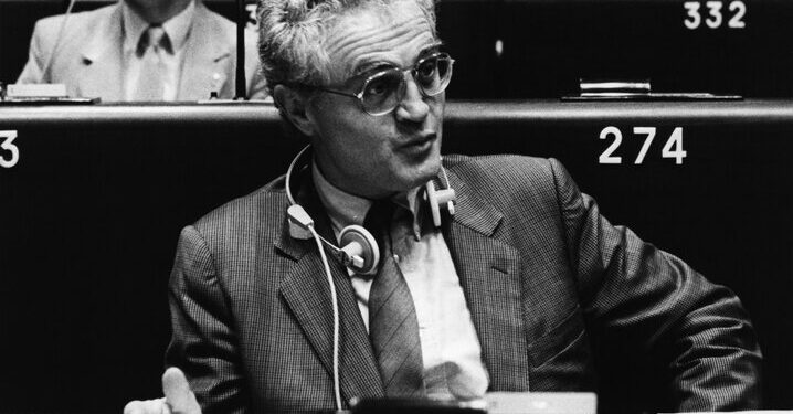 Settembre 1984, Lionel Jospin durante una sessione plenaria del Parlamento europeo [foto: European Parliament]