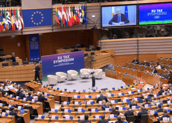 Il ministro delle Finanze di Cipro, Makis Keravnos, in video-collegamento al simposio sul fisco dell'UE [Bruxelles, 17 marzo 2026]