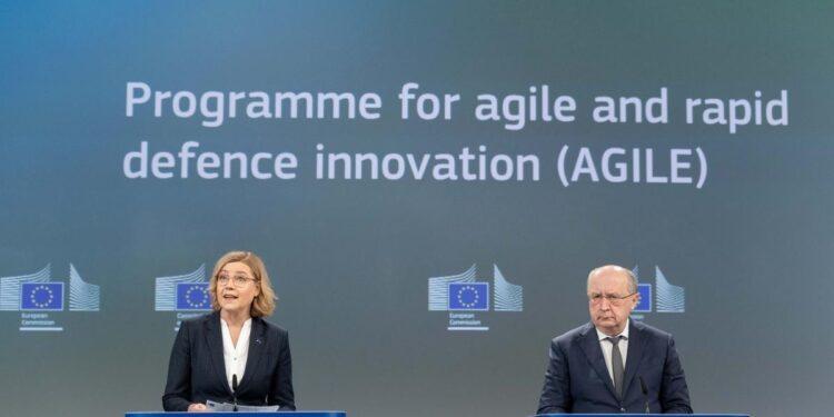 Henna Virkkunen, vicepresidente esecutiva della Commissione europea per la sovranità tecnologica, la sicurezza e la democrazia, e Andrius Kubilius, commissario europeo per la difesa e lo spazio. Fonte: Commissione UE