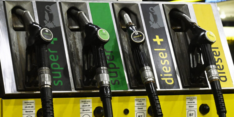 Distributore di carburante. Fonte: Imagoeconomica