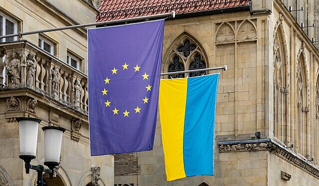 [credits: Dietmar Rabich / Wikimedia Commons / “Münster, Stadtweinhaus, Beflaggung Ukraine und EU -- 2022 -- 0219” / CC BY-SA 4.0]
