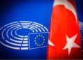Le bandiere dell'UE e della Turchia. Fonte: Parlamento europeo