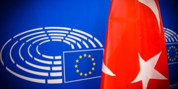 Le bandiere dell'UE e della Turchia. Fonte: Parlamento europeo