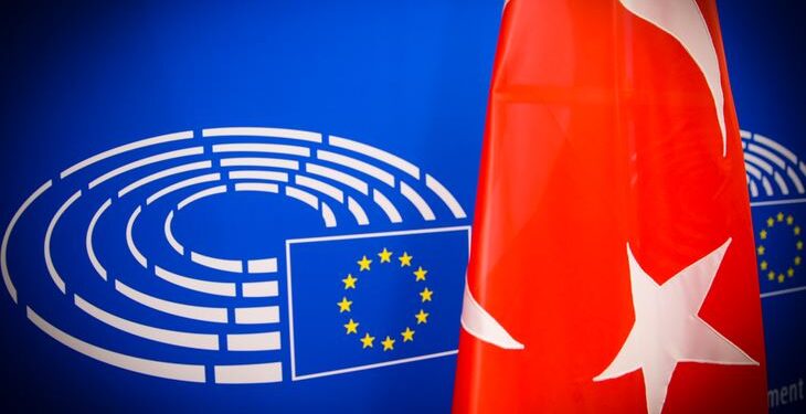 Le bandiere dell'UE e della Turchia. Fonte: Parlamento europeo
