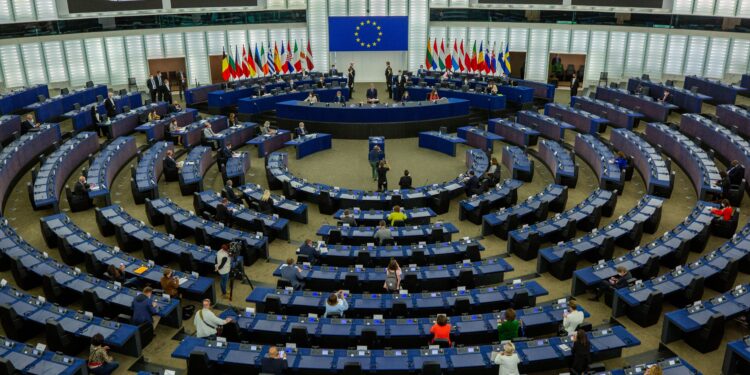 L'aula del Parlamento europeo nella sede di Strasburgo. Fonte: Copyright: Â© European Union 2021 - Source : Parlamento europeo