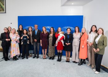 Foto di gruppo dopo il punto stampa sul voto per delega in plenaria per i membri durante la gravidanza e dopo il parto (Bruxelles, 13 novembre 2025). Tra i presenti il relatore, lo spagnolo socialista, Juan F López Aguilar, e la presidente del Parlamento europeo, Roberta Metsola. Foto di Daina Le Lardic. Copyright: © European Union 2025 - Source : EP