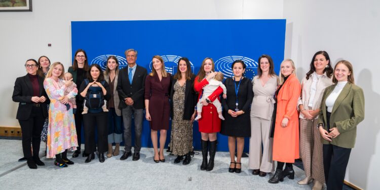 Foto di gruppo dopo il punto stampa sul voto per delega in plenaria per i membri durante la gravidanza e dopo il parto (Bruxelles, 13 novembre 2025). Tra i presenti il relatore, lo spagnolo socialista, Juan F López Aguilar, e la presidente del Parlamento europeo, Roberta Metsola. Foto di Daina Le Lardic. Copyright: © European Union 2025 - Source : EP