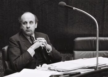 Etienne Davignon durante una seduta del Parlamento Europeo del febbraio 1977 (Foto: Parlamento europeo)