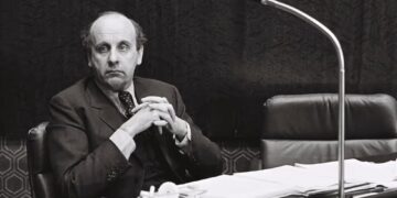 Etienne Davignon durante una seduta del Parlamento Europeo del febbraio 1977 (Foto: Parlamento europeo)