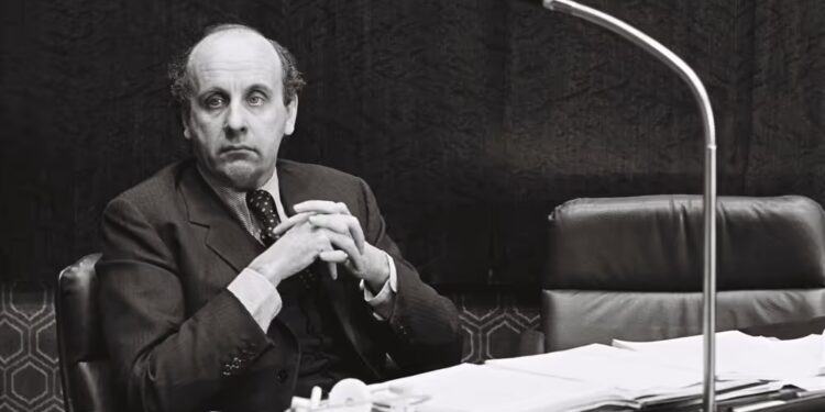 Etienne Davignon durante una seduta del Parlamento Europeo del febbraio 1977 (Foto: Parlamento europeo)