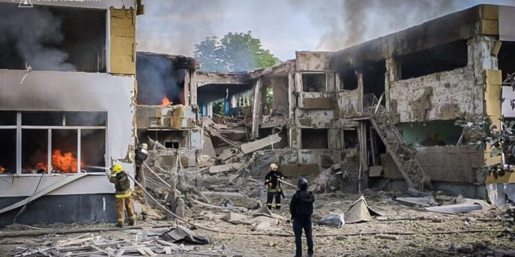 Un edificio distrutto da un attacco russo nella regione di Kharkiv (Fonte: Wikicommons)