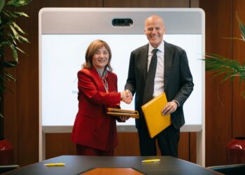 La vicepresidente della BEI, Gelsomina Vigliotti, e l’Amministratore Delegato di Eni, Claudio Descalzi [foto: European Investment Bank]