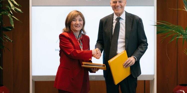 La vicepresidente della BEI, Gelsomina Vigliotti, e l’Amministratore Delegato di Eni, Claudio Descalzi [foto: European Investment Bank]