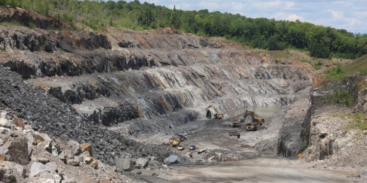Un sito di estrazione di grafite in Quebec, visitato dal vicepresidente esecutivo della Commissione europea, Stéphane Séjourné, responsabile della strategia industriale,