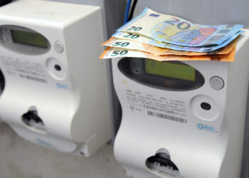 Milano - Aumento dei costi delle bollette della luce elettrica [foto: IPA agency]