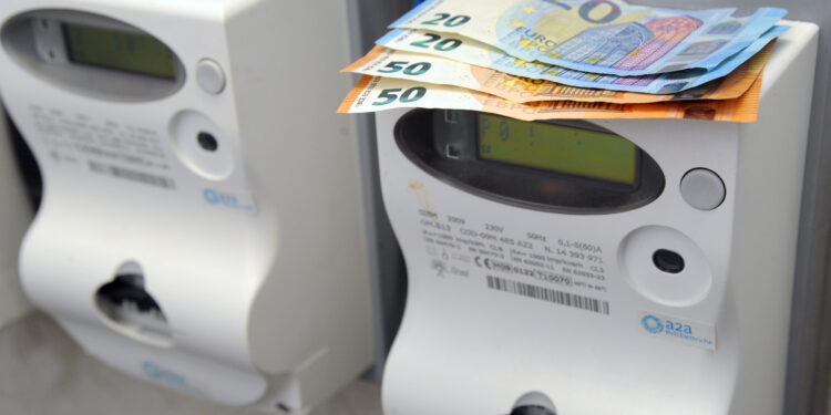 Milano - Aumento dei costi delle bollette della luce elettrica [foto: IPA agency]