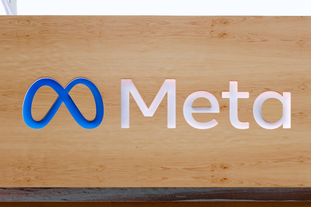 L’UE invita Meta a riammettere gli assistenti IA terzi su Whatsapp