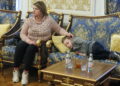 RUSSIA, MOSCA - 19 FEBBRAIO 2024: Un bambino ucraino è sdraiato su un divano presso l'ambasciata del Qatar a Mosca. Il Qatar aiuta i bambini ucraini a tornare dalle loro famiglie in Ucraina. Mikhail Metzel/TASS/Sipa USA. Fonte: IPA Agency