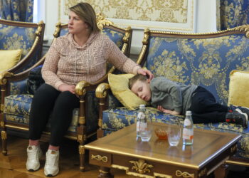RUSSIA, MOSCA - 19 FEBBRAIO 2024: Un bambino ucraino è sdraiato su un divano presso l'ambasciata del Qatar a Mosca. Il Qatar aiuta i bambini ucraini a tornare dalle loro famiglie in Ucraina. Mikhail Metzel/TASS/Sipa USA. Fonte: IPA Agency