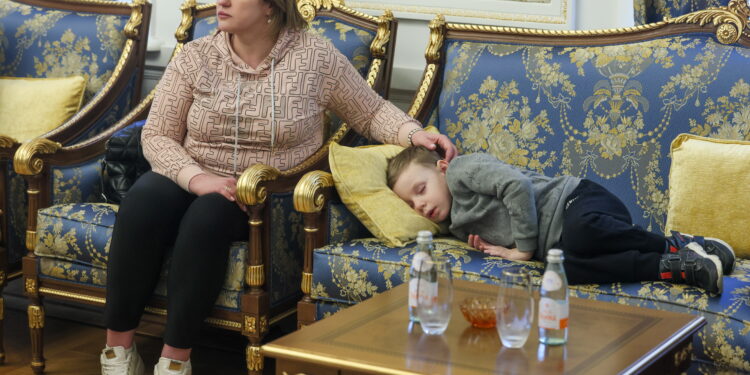 RUSSIA, MOSCA - 19 FEBBRAIO 2024: Un bambino ucraino è sdraiato su un divano presso l'ambasciata del Qatar a Mosca. Il Qatar aiuta i bambini ucraini a tornare dalle loro famiglie in Ucraina. Mikhail Metzel/TASS/Sipa USA. Fonte: IPA Agency
