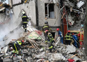 I vigili del fuoco lavorano tra le macerie di una sezione di un condominio di nove piani nel quartiere di Sviatoshynskyi, distrutto dall'attacco missilistico e con droni russi a Kiev, il 31 luglio 2025. Sei persone sono morte nella capitale, tra cui un bambino di sei anni e sua madre, e decine sono rimaste ferite. Fonte: Ipa Agency (Foto di Danylo Antoniuk/Ukrinform) (Foto di Ukrinform/Ukrinform/Sipa USA)