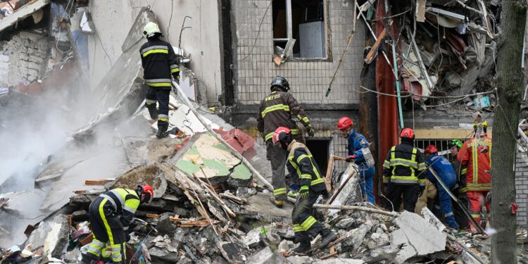 I vigili del fuoco lavorano tra le macerie di una sezione di un condominio di nove piani nel quartiere di Sviatoshynskyi, distrutto dall'attacco missilistico e con droni russi a Kiev, il 31 luglio 2025. Sei persone sono morte nella capitale, tra cui un bambino di sei anni e sua madre, e decine sono rimaste ferite. Fonte: Ipa Agency (Foto di Danylo Antoniuk/Ukrinform) (Foto di Ukrinform/Ukrinform/Sipa USA)