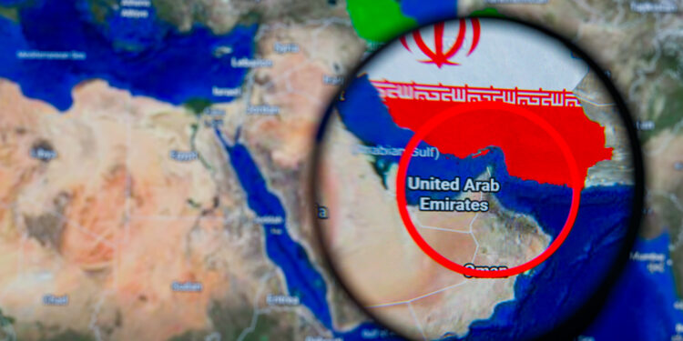 Lo Stretto di Hormuz ripreso attraverso una lente d'ingrandimento. Fonte: Jonathan Raa / IPA