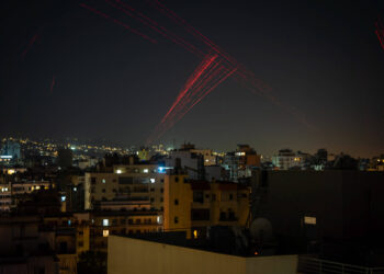 Colpi di arma da fuoco vengono esplosi in aria dai sobborghi meridionali di Beirut nelle prime ore del 17 aprile 2026, mentre i residenti celebrano l'inizio di un cessate il fuoco di 10 giorni entrato in vigore a mezzanotte. Il cessate il fuoco era stato annunciato in precedenza dal presidente degli Stati Uniti Donald Trump dopo colloqui diretti a Washington tra funzionari israeliani e libanesi, i primi negoziati di questo tipo da decenni. Copiright: Nael Chahine/MEI/SIPA / IPA