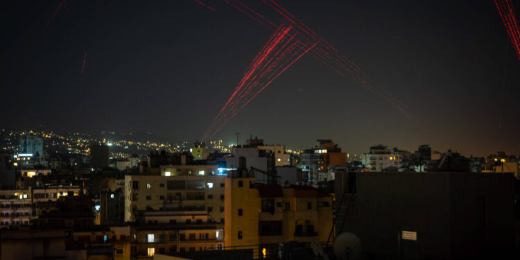 Colpi di arma da fuoco vengono esplosi in aria dai sobborghi meridionali di Beirut nelle prime ore del 17 aprile 2026, mentre i residenti celebrano l'inizio di un cessate il fuoco di 10 giorni entrato in vigore a mezzanotte. Il cessate il fuoco era stato annunciato in precedenza dal presidente degli Stati Uniti Donald Trump dopo colloqui diretti a Washington tra funzionari israeliani e libanesi, i primi negoziati di questo tipo da decenni. Copiright: Nael Chahine/MEI/SIPA / IPA