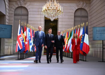 Il presidente francese Emmanuel Macron, accompagnato dalla premier italiana Giorgia Meloni, dal primo ministro britannico Keir Starmer e dal cancelliere tedesco Friedrich Merz, arriva al Palazzo dell'Eliseo per una conferenza sull'iniziativa per la navigazione marittima nello Stretto di Hormuz il 17 aprile 2026 a Parigi, in Francia. Foto di Jeanne Accorsini/Pool/ABACAPRESS.COM. IPA Agency