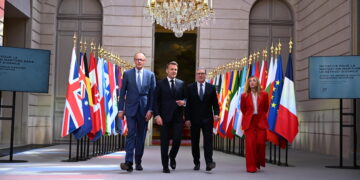 Il presidente francese Emmanuel Macron, accompagnato dalla premier italiana Giorgia Meloni, dal primo ministro britannico Keir Starmer e dal cancelliere tedesco Friedrich Merz, arriva al Palazzo dell'Eliseo per una conferenza sull'iniziativa per la navigazione marittima nello Stretto di Hormuz il 17 aprile 2026 a Parigi, in Francia. Foto di Jeanne Accorsini/Pool/ABACAPRESS.COM. IPA Agency