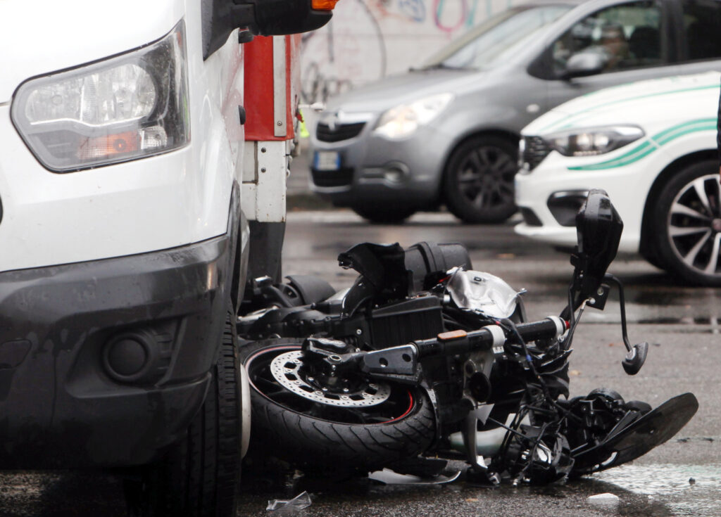 Italiani spericolati alla guida, nel 2024 aumentano (ancora) gli incidenti stradali