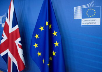 Le bandiere UE e del Regno Unito. Fonte: Imagoeconomica