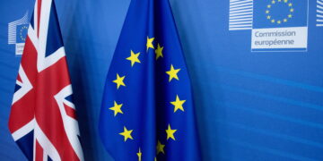 Le bandiere UE e del Regno Unito. Fonte: Imagoeconomica