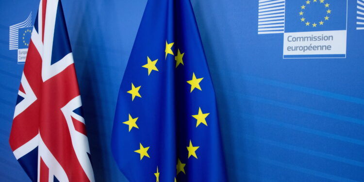 Le bandiere UE e del Regno Unito. Fonte: Imagoeconomica