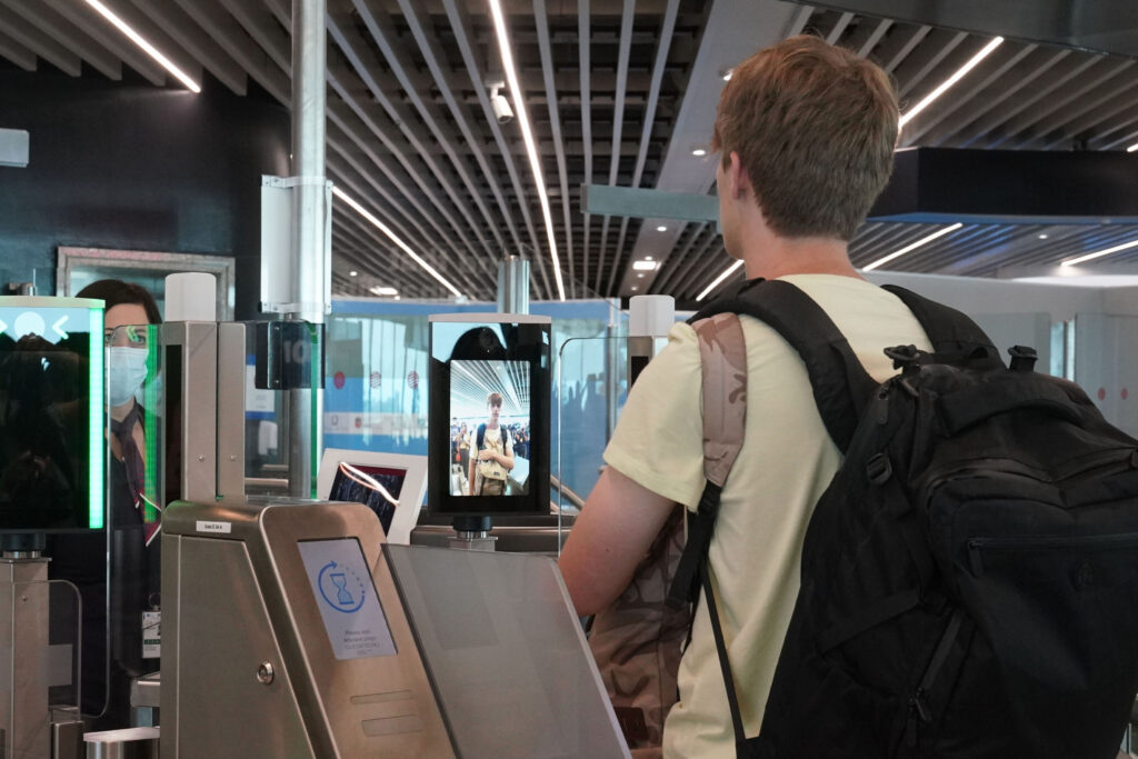 Oltre 3 ore di coda e passeggeri rimasti a terra: problemi con il nuovo sistema di controllo doganale UE